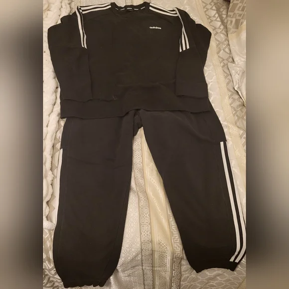 Women's Adidas sweatsuit - Picture 1 of 1